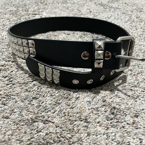 Three Row Pyramid Stud Belt, Hot Topic, Med